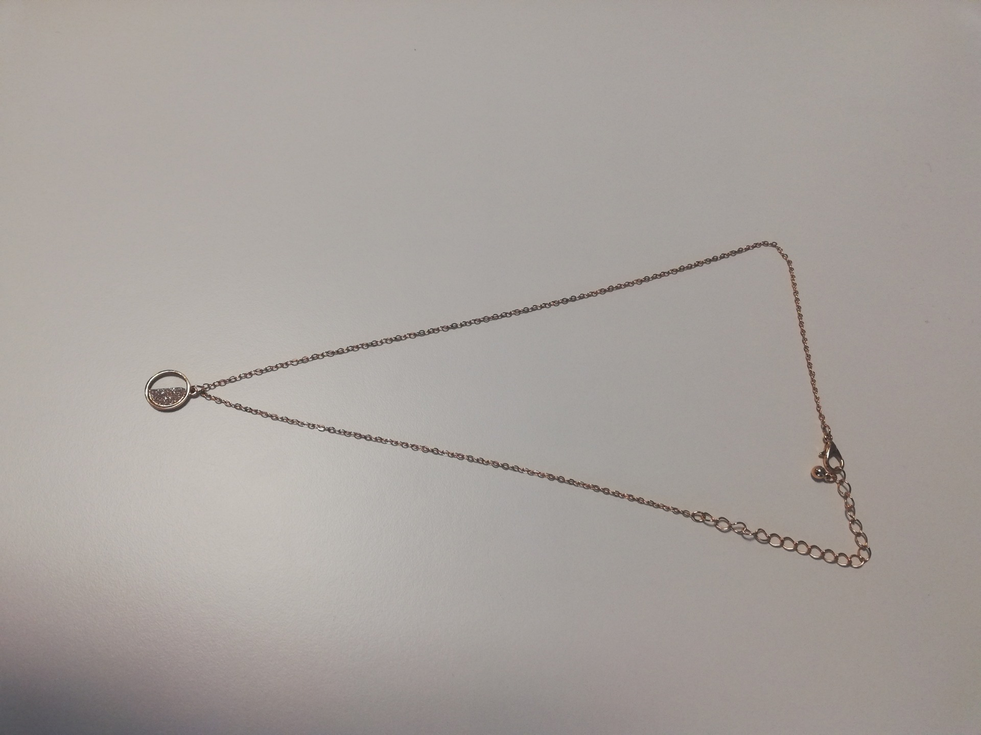 Collier en or avec un demi cercle en paillettes   Prix 22,50€ Reste 1 exemplaire